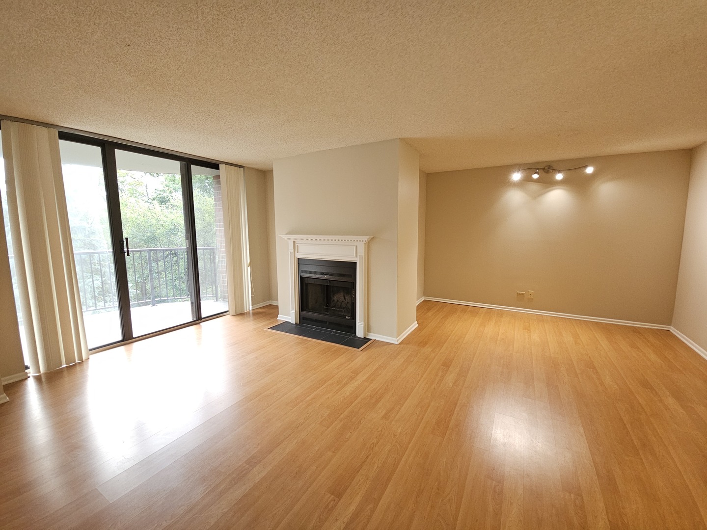 511 Aurora Avenue #414, Naperville, IL 60540