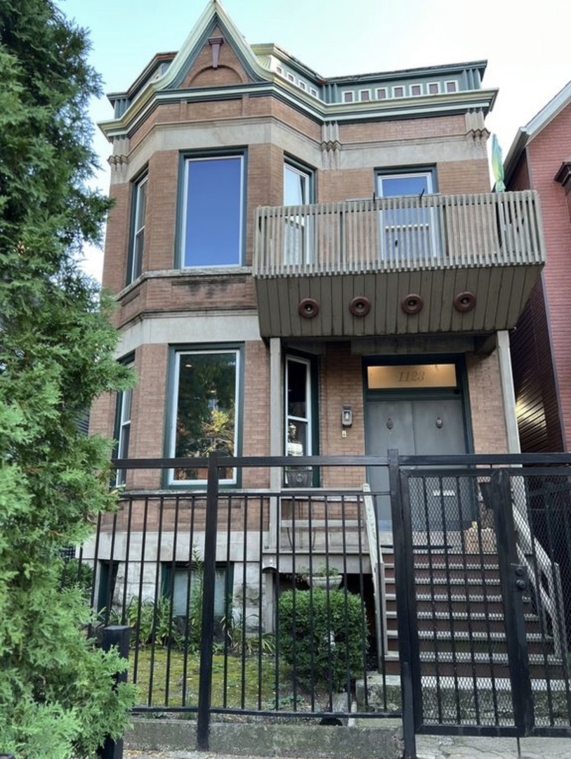 1123 W Addison Street, Chicago, IL 60613