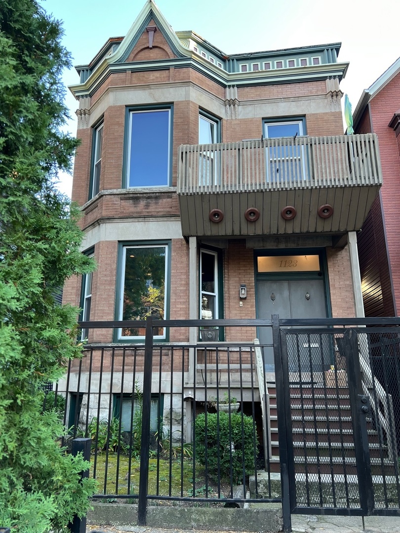 1123 W Addison Street, Chicago, IL 60613