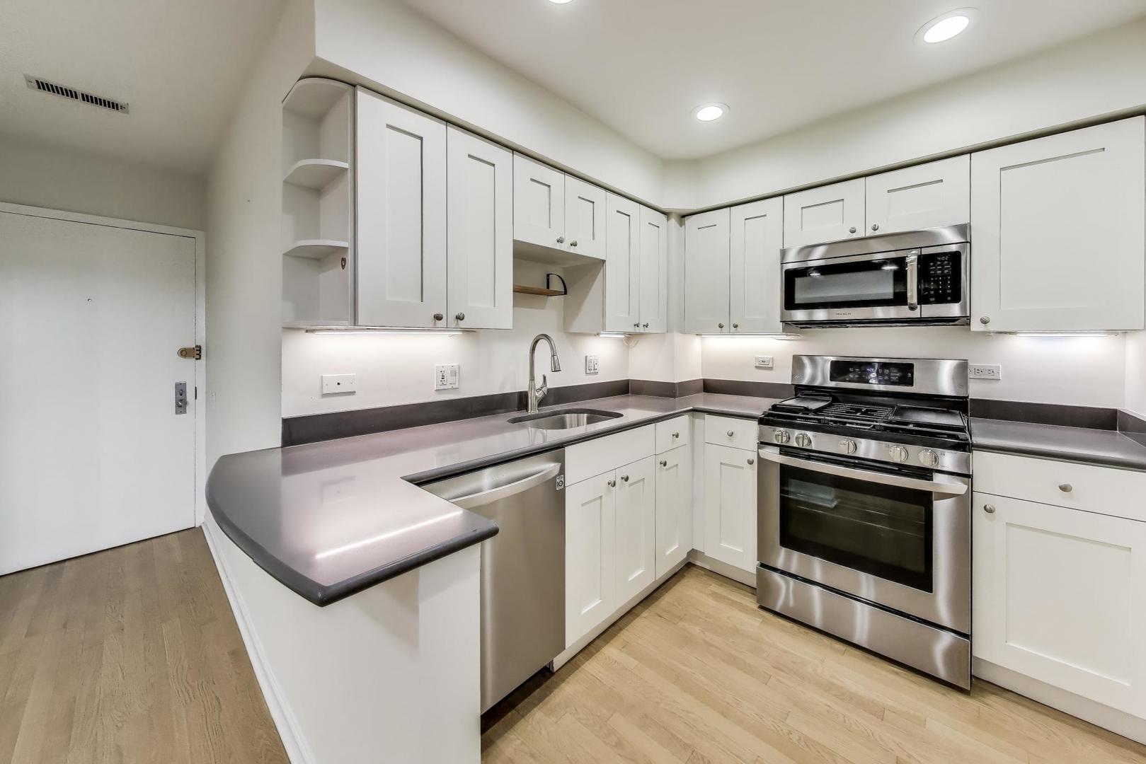 2045 N LARRABEE Street #7106, Chicago, IL 60614