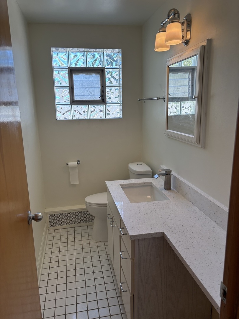 16W750 57 Street #1Fl, Clarendon Hills, IL 60514