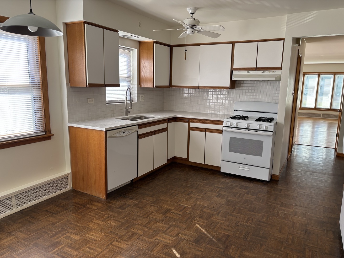 16W750 57 Street #1Fl, Clarendon Hills, IL 60514