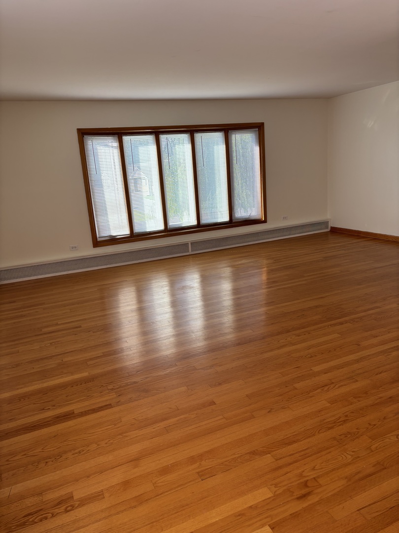 16W750 57 Street #1Fl, Clarendon Hills, IL 60514