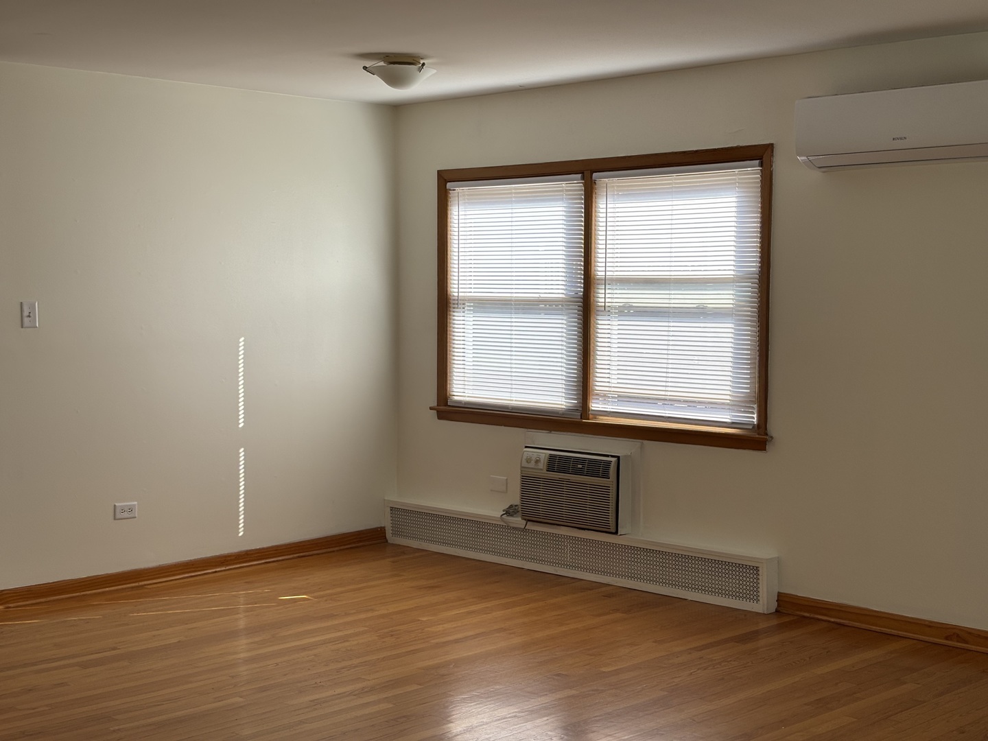 16W750 57 Street #1Fl, Clarendon Hills, IL 60514