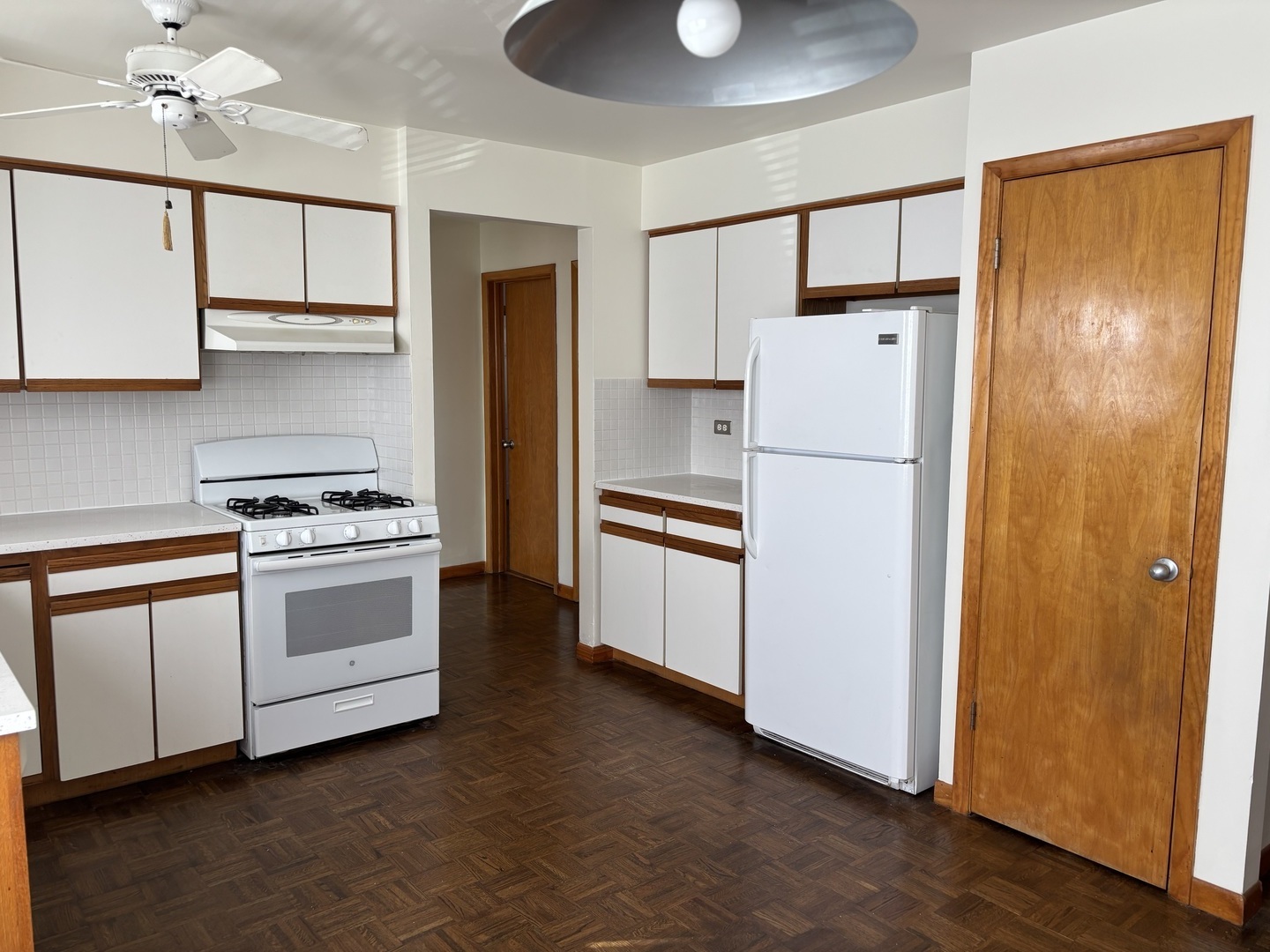 16W750 57 Street #1Fl, Clarendon Hills, IL 60514