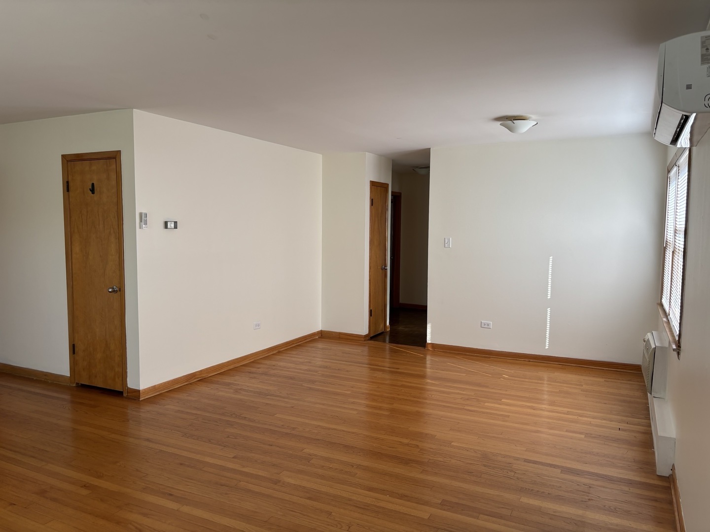 16W750 57 Street #1Fl, Clarendon Hills, IL 60514