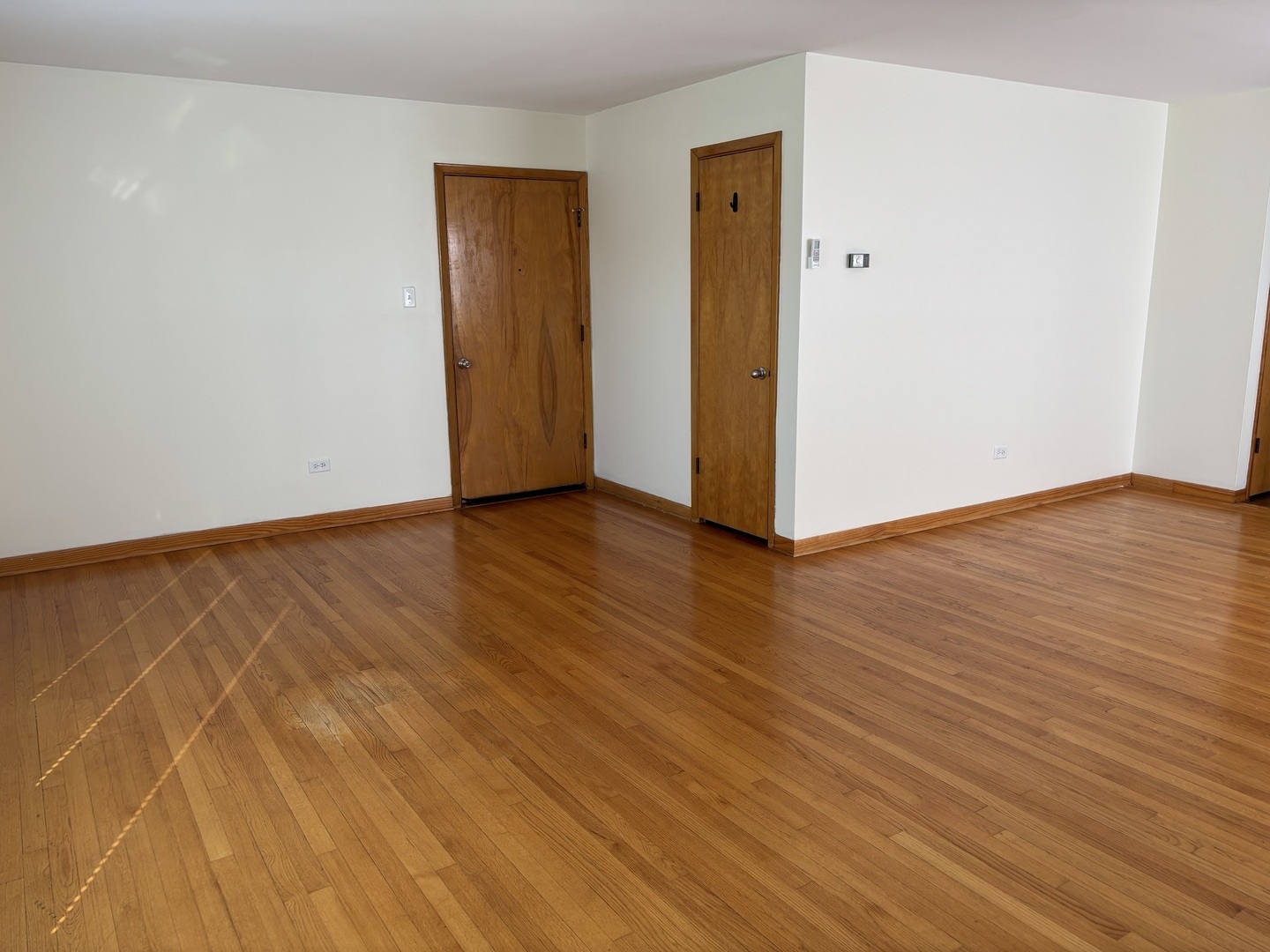 16W750 57 Street #1Fl, Clarendon Hills, IL 60514