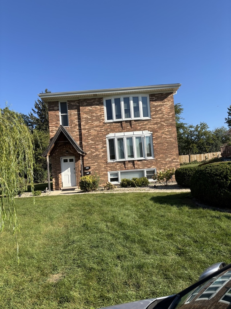 16W750 57 Street #1Fl, Clarendon Hills, IL 60514
