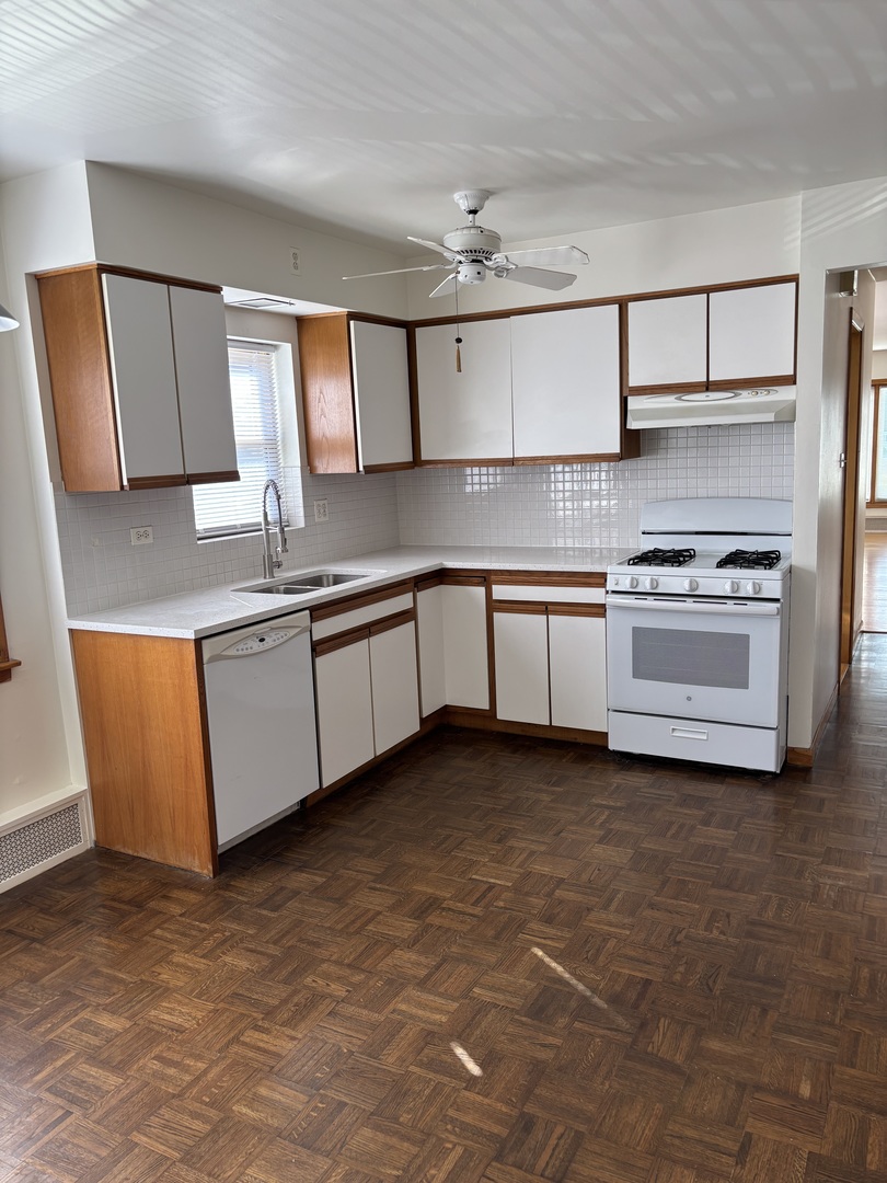 16W750 57 Street #1Fl, Clarendon Hills, IL 60514