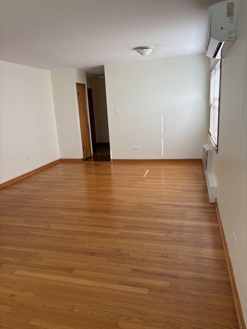 16W750 57 Street #1Fl, Clarendon Hills, IL 60514
