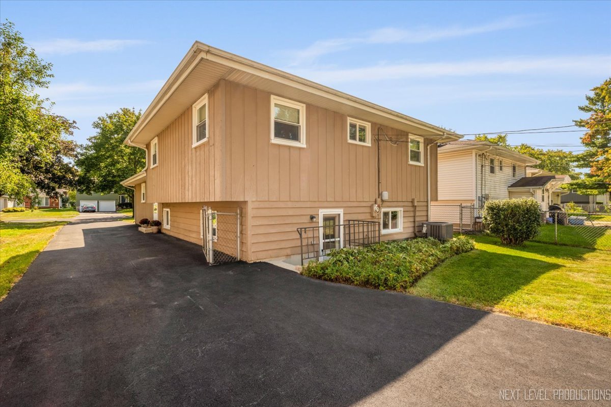 1103 Dawes Avenue, Wheaton, IL 60189