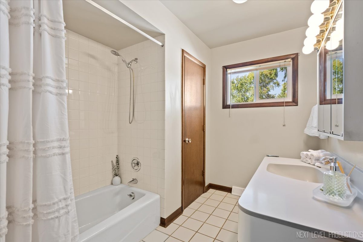 1103 Dawes Avenue, Wheaton, IL 60189