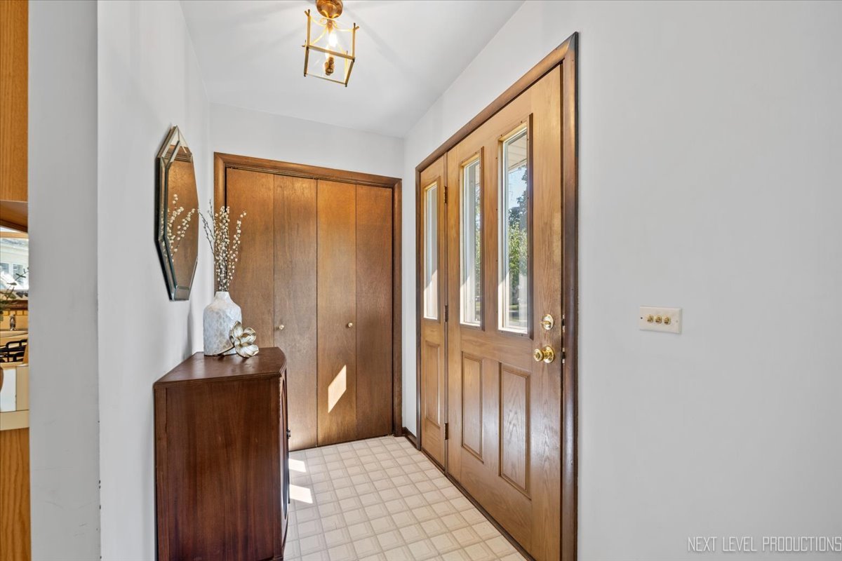 1103 Dawes Avenue, Wheaton, IL 60189