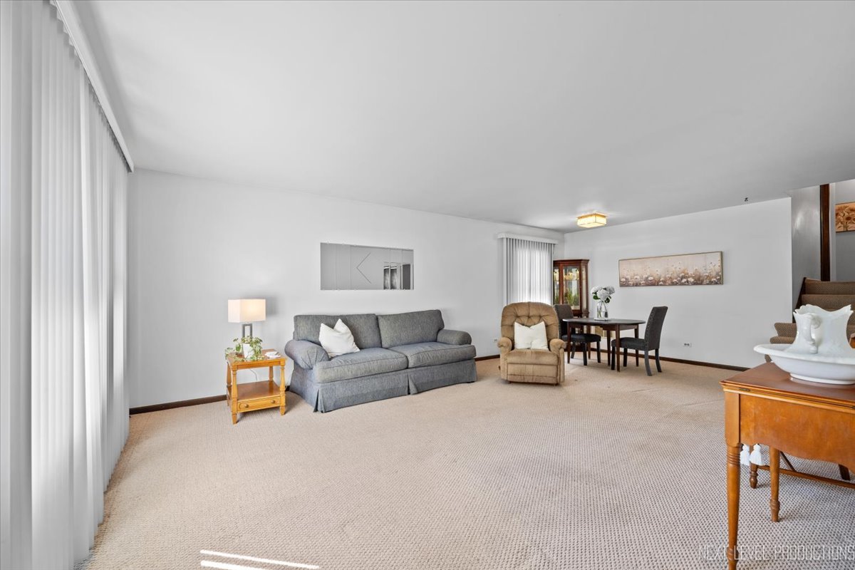 1103 Dawes Avenue, Wheaton, IL 60189