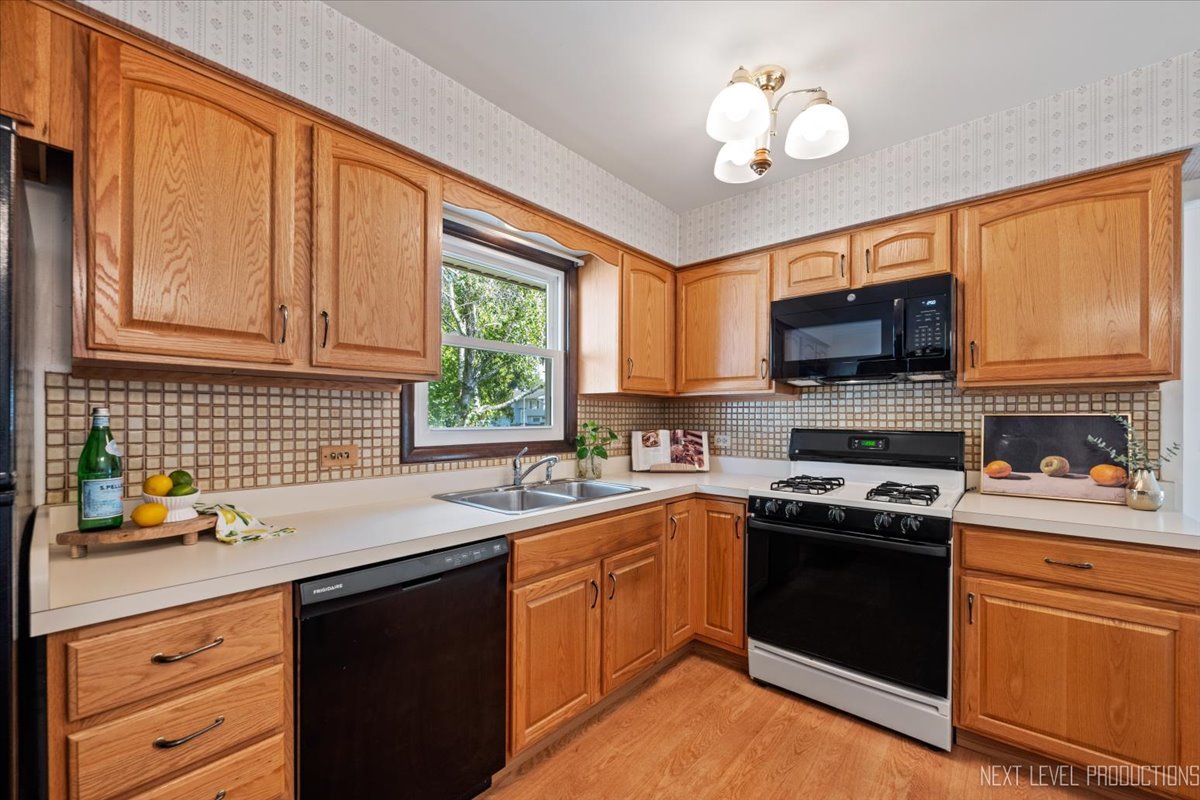 1103 Dawes Avenue, Wheaton, IL 60189