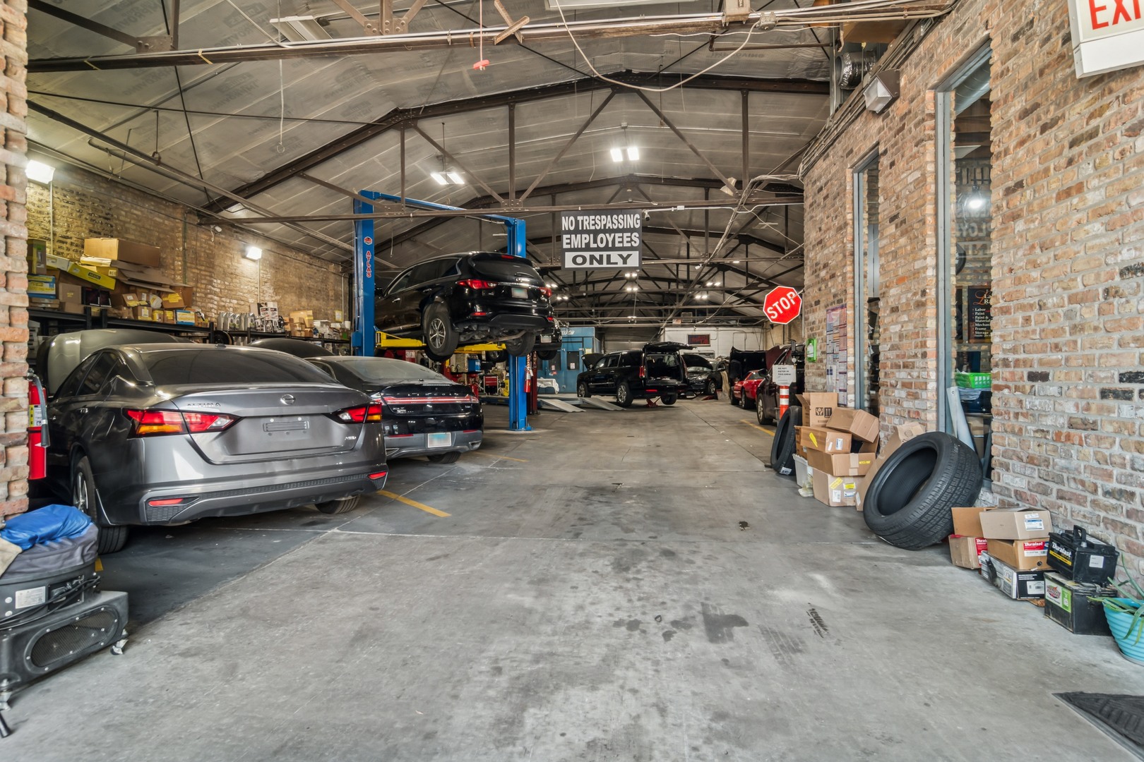 3263 W Fullerton Avenue, Chicago, IL 60647