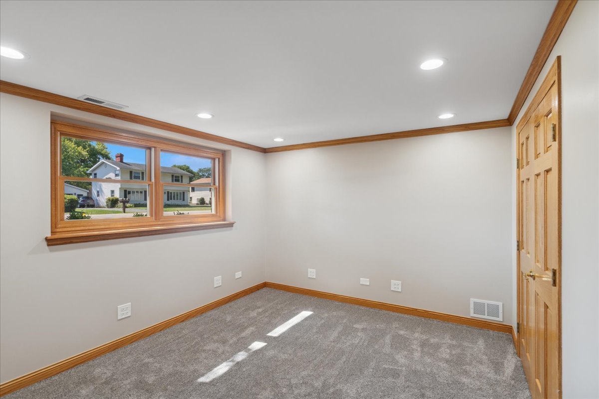 1900 Burr Oak Lane, Lindenhurst, IL 60046