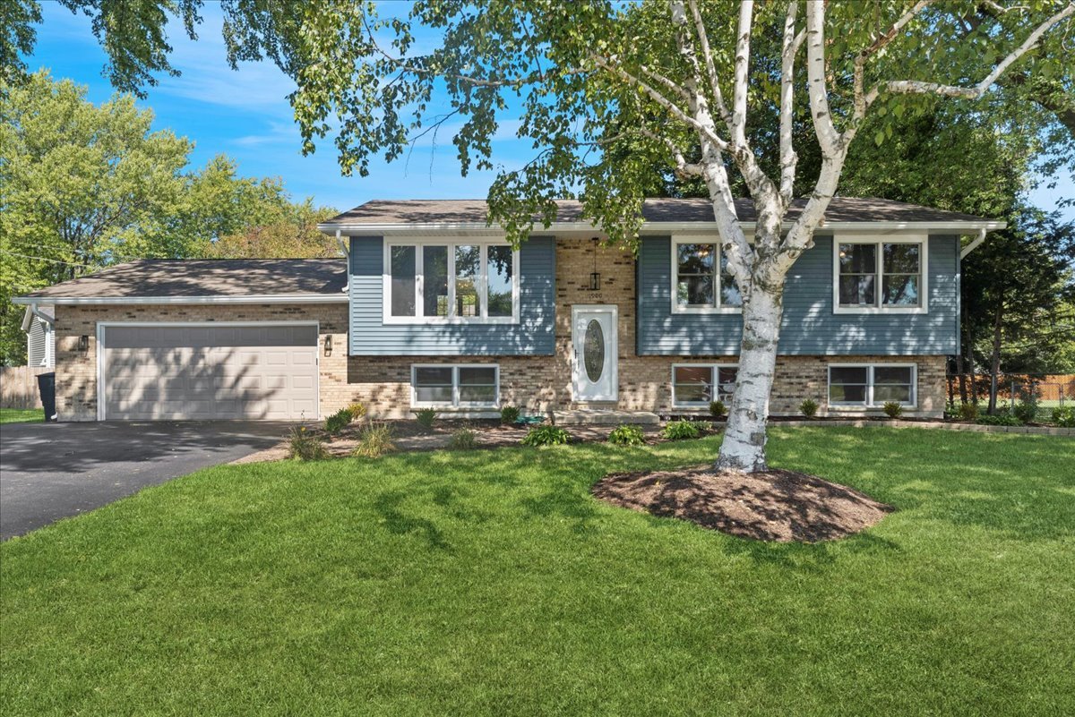 1900 Burr Oak Lane, Lindenhurst, IL 60046