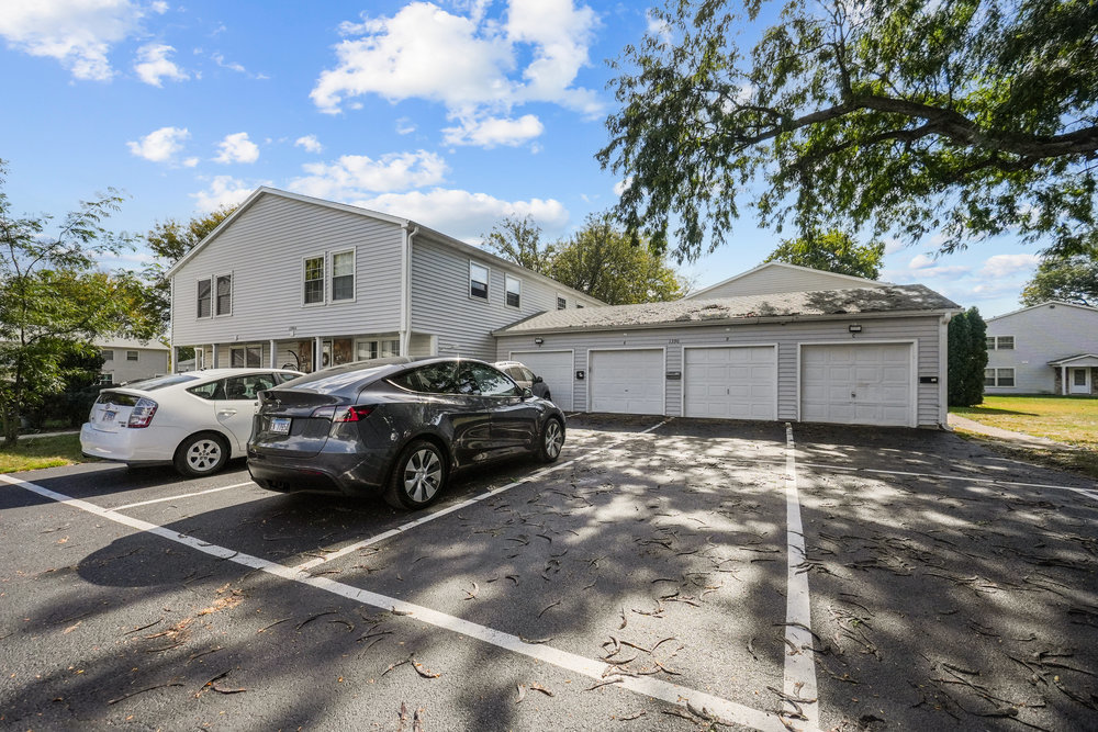 1390 N Glen Circle #B, Aurora, IL 60506