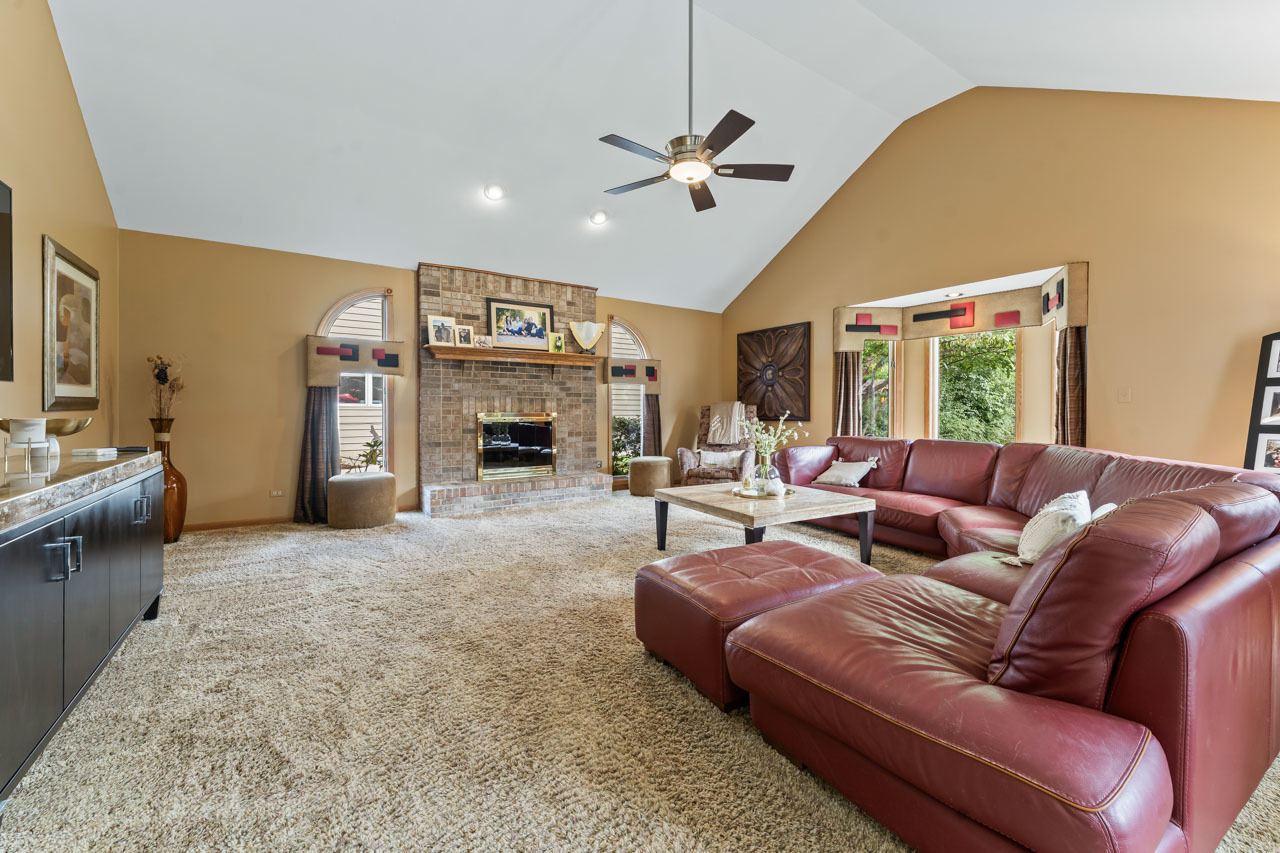675 Red Maple Lane, Roselle, IL 60172