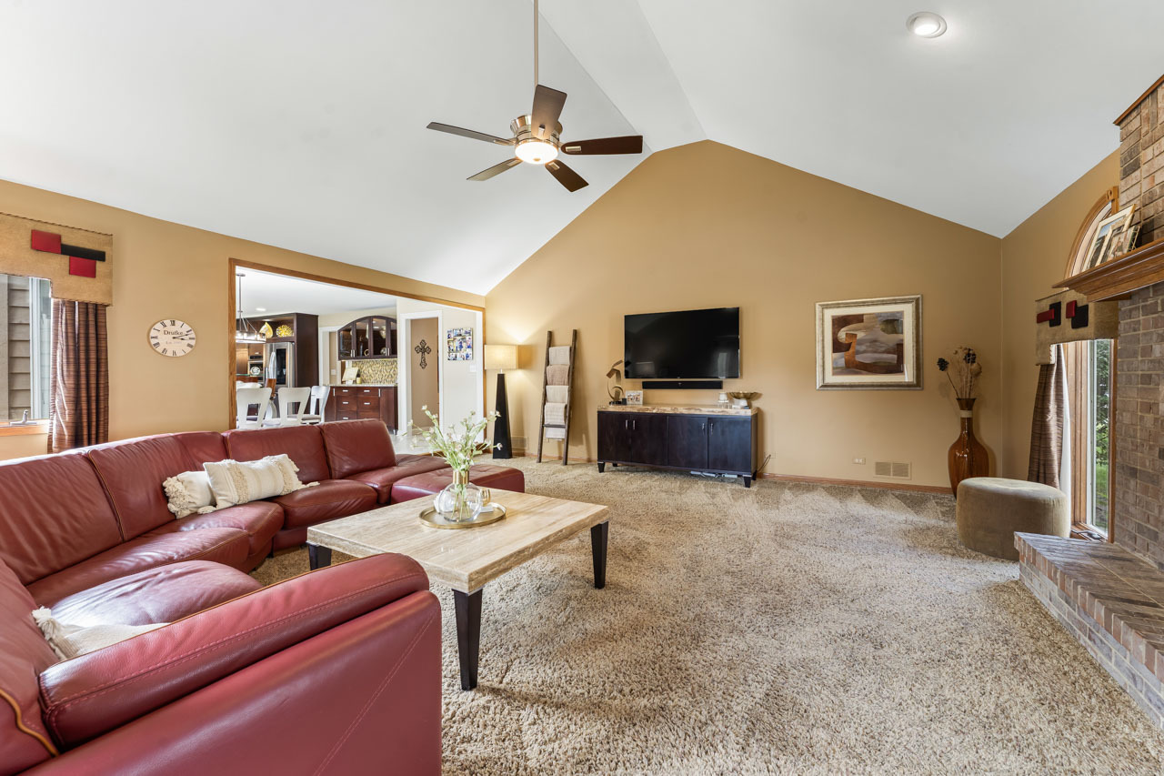 675 Red Maple Lane, Roselle, IL 60172