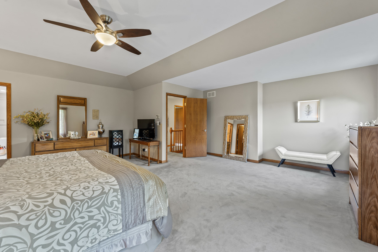 675 Red Maple Lane, Roselle, IL 60172