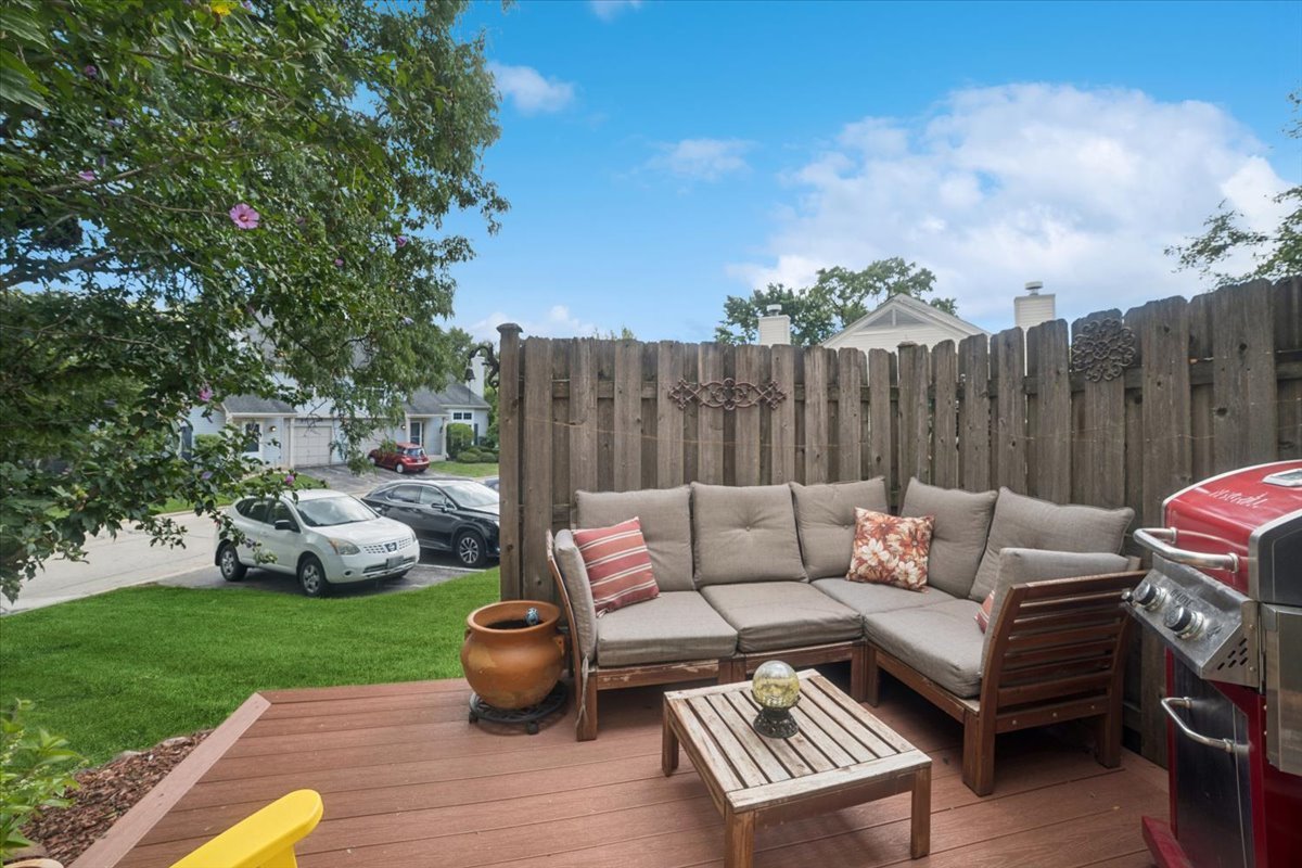 1022 N Knollwood Drive, Palatine, IL 60067