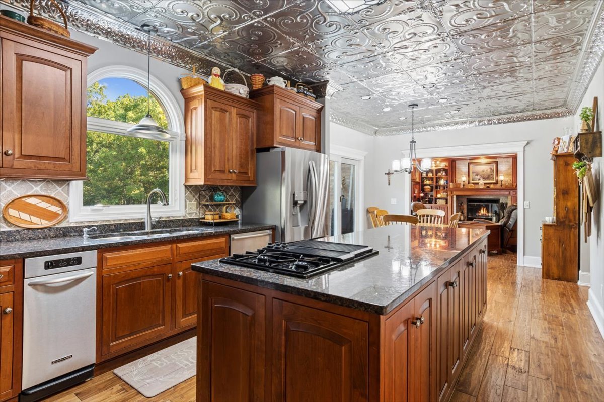 7 Iroquois Court, Oswego, IL 60543