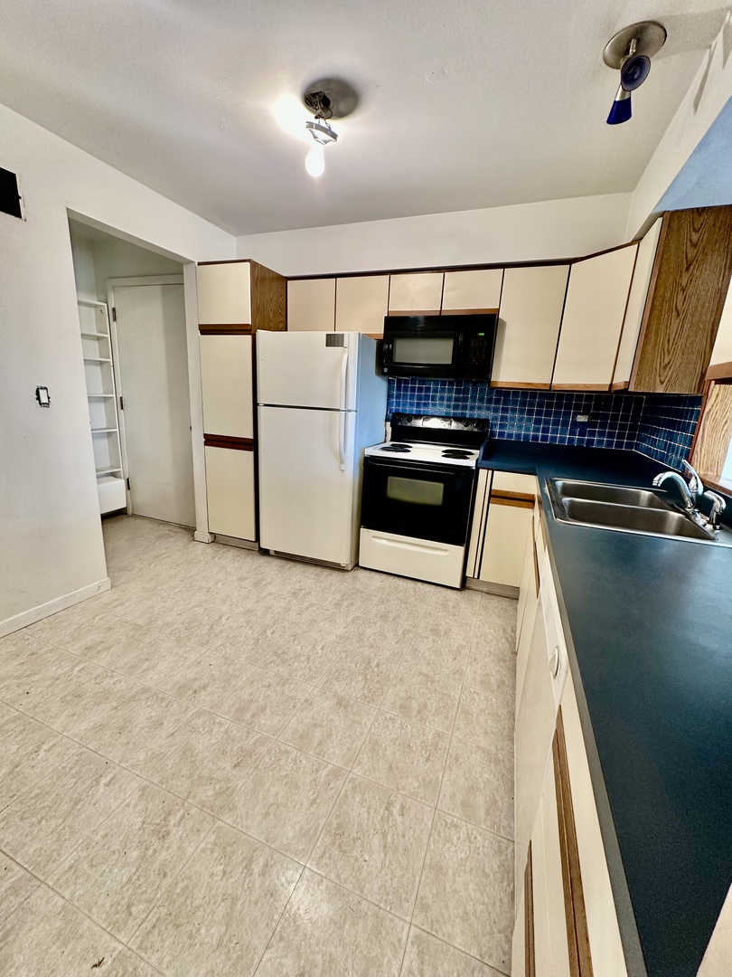 9630 W Higgins Road #3A, Rosemont, IL 60018