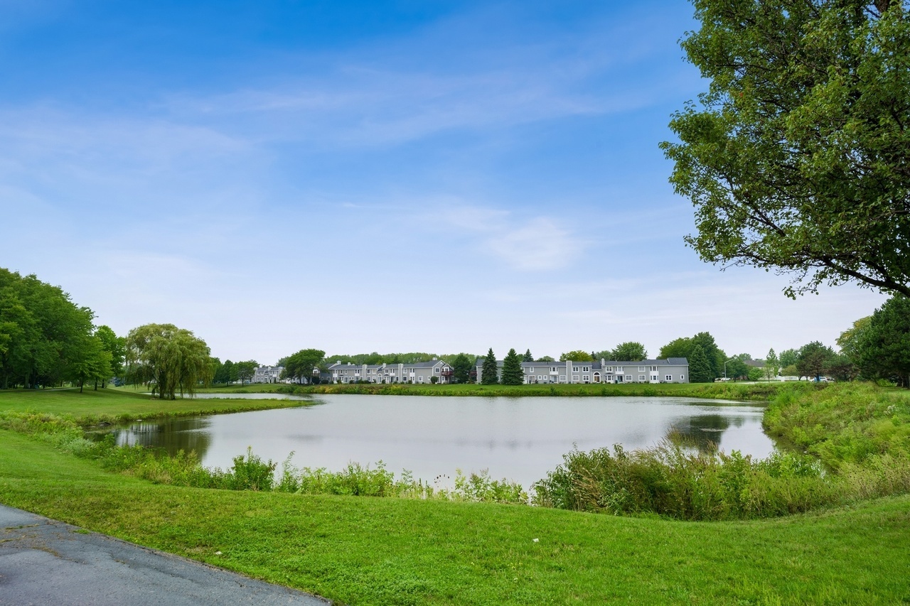 109 W Elk Trail #208, Carol Stream, IL 60188