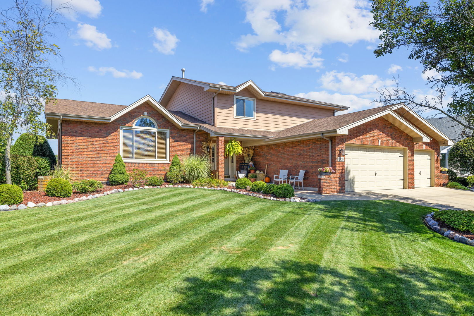 8500 Brookside Glen Drive, Tinley Park, IL 60487