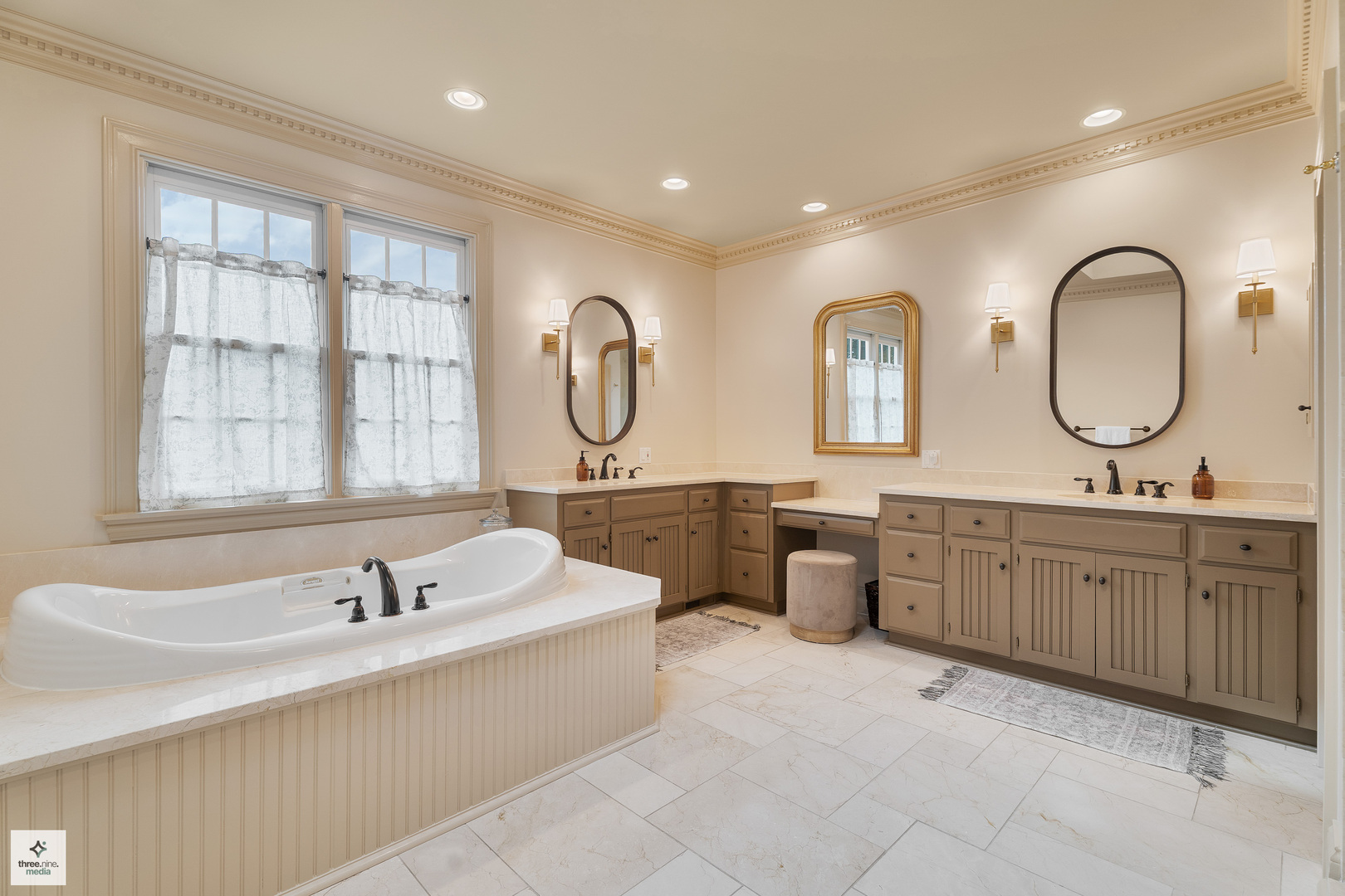 8010 Greenbriar Court, Burr Ridge, IL 60527