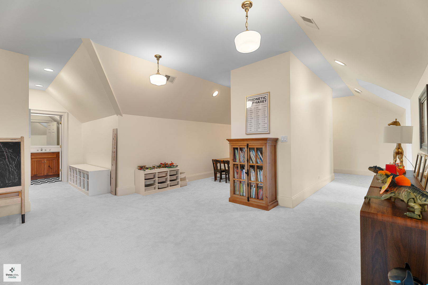 8010 Greenbriar Court, Burr Ridge, IL 60527