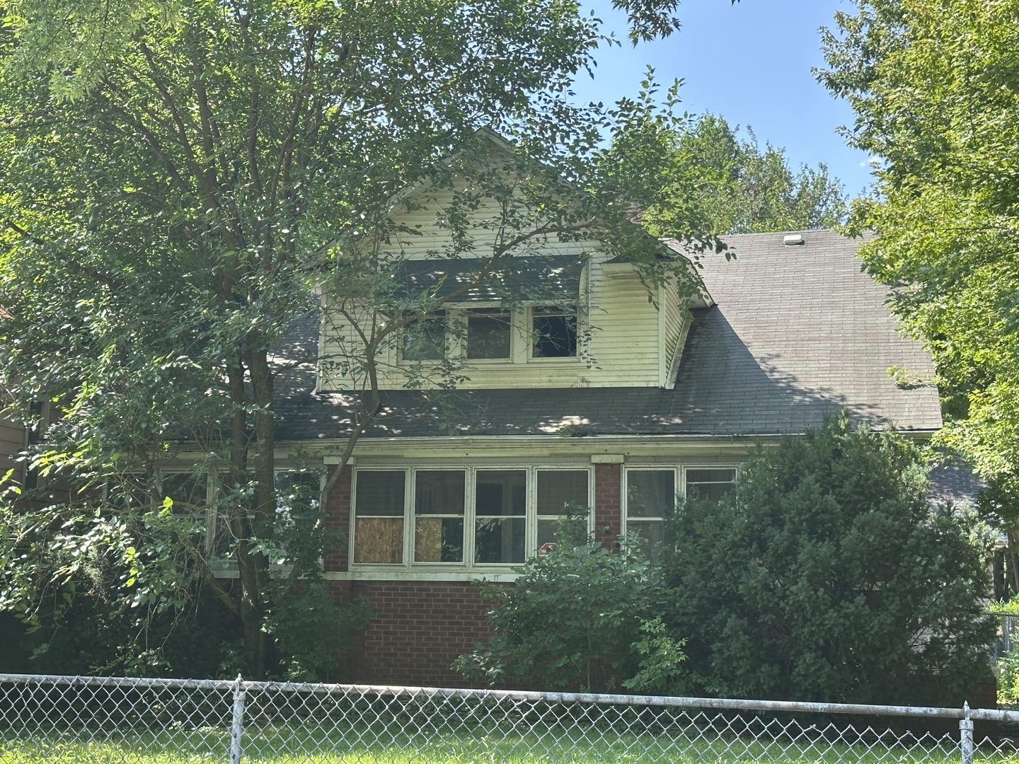 8500 S Escanaba Avenue, Chicago, IL 60617