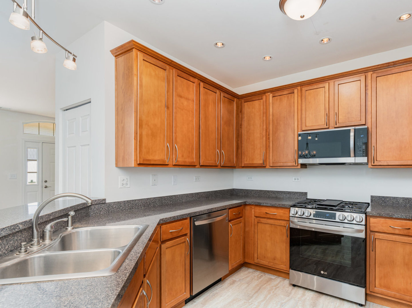 121 Springbrook Trail, Oswego, IL 60543