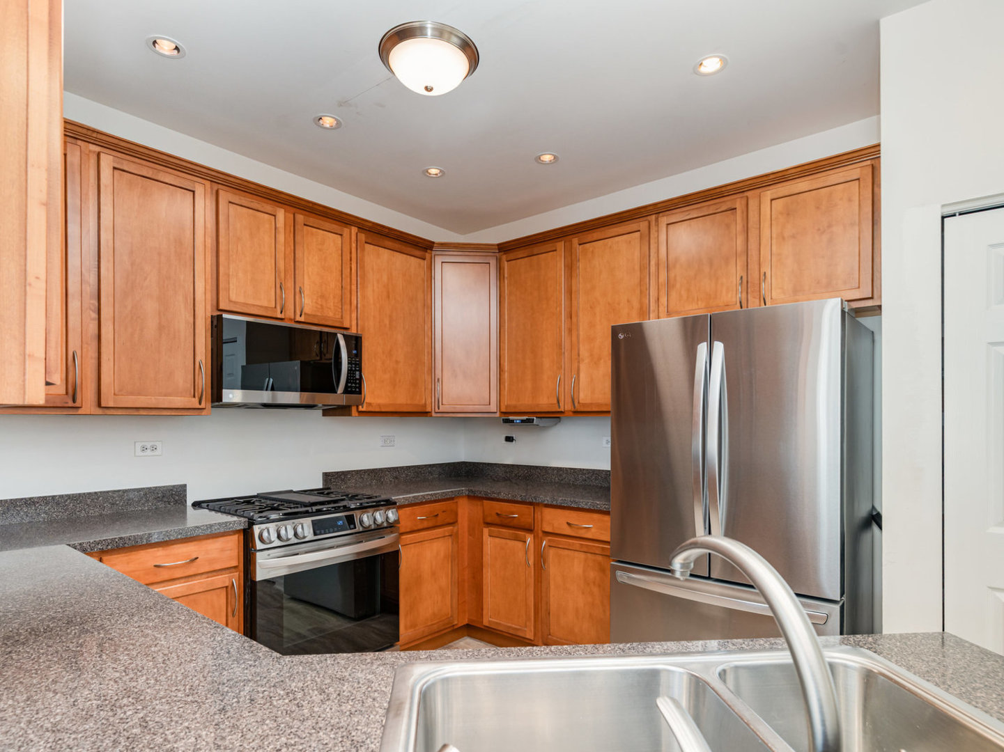 121 Springbrook Trail, Oswego, IL 60543