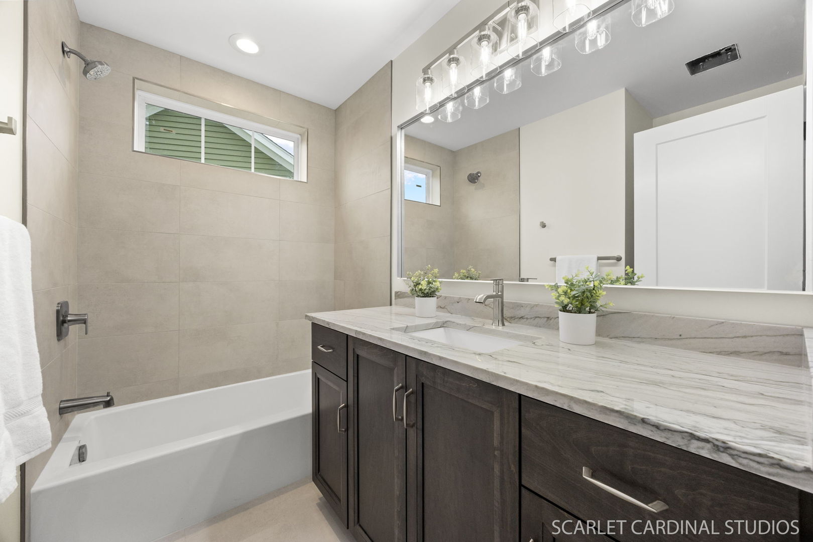 831 Avon Court, Glen Ellyn, IL 60137