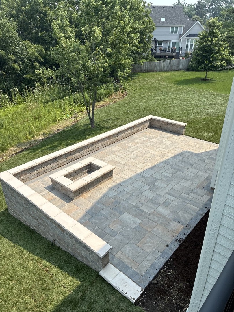 831 Avon Court, Glen Ellyn, IL 60137