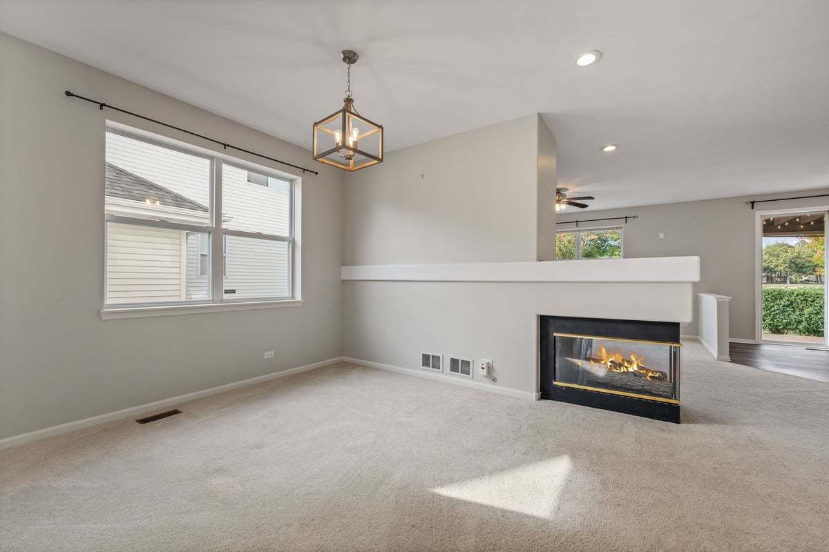 1128 Masters Parkway, Aurora, IL 60506