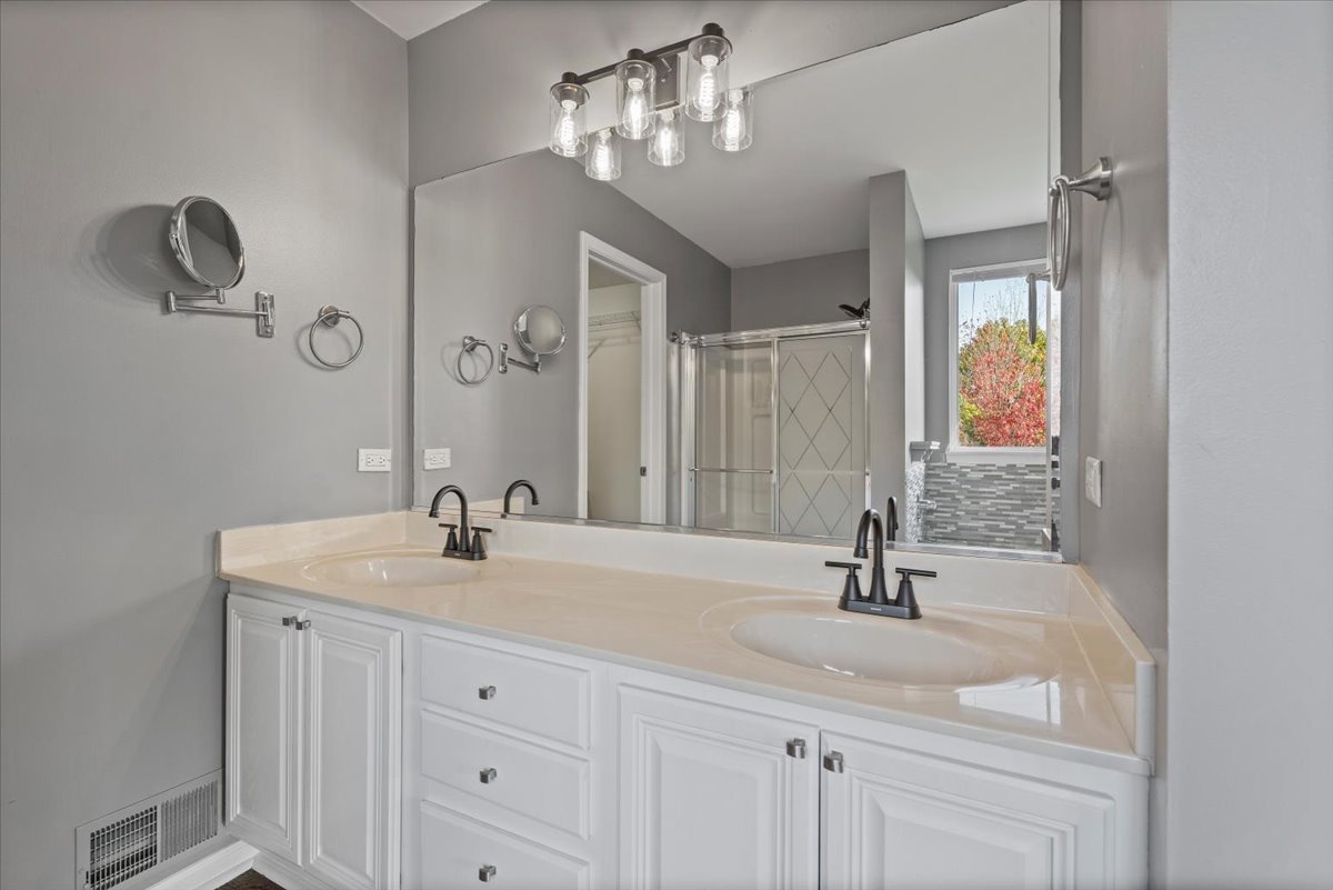 1128 Masters Parkway, Aurora, IL 60506