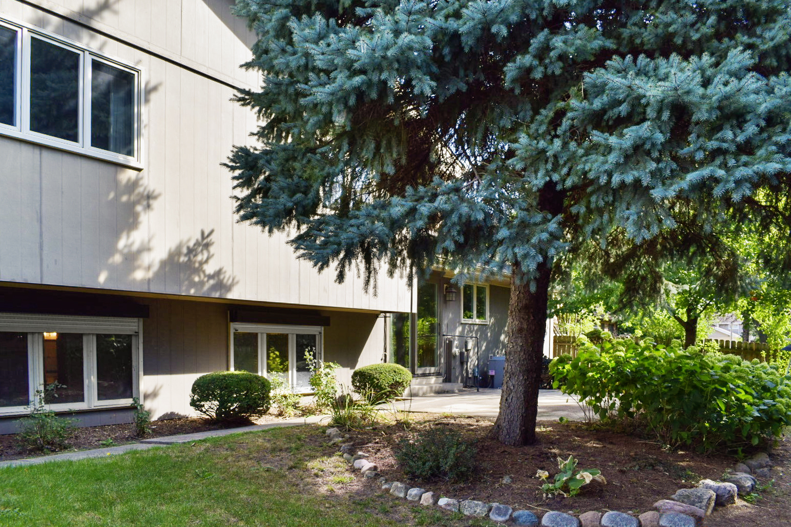 929 W Surrey Road, Addison, IL 60101