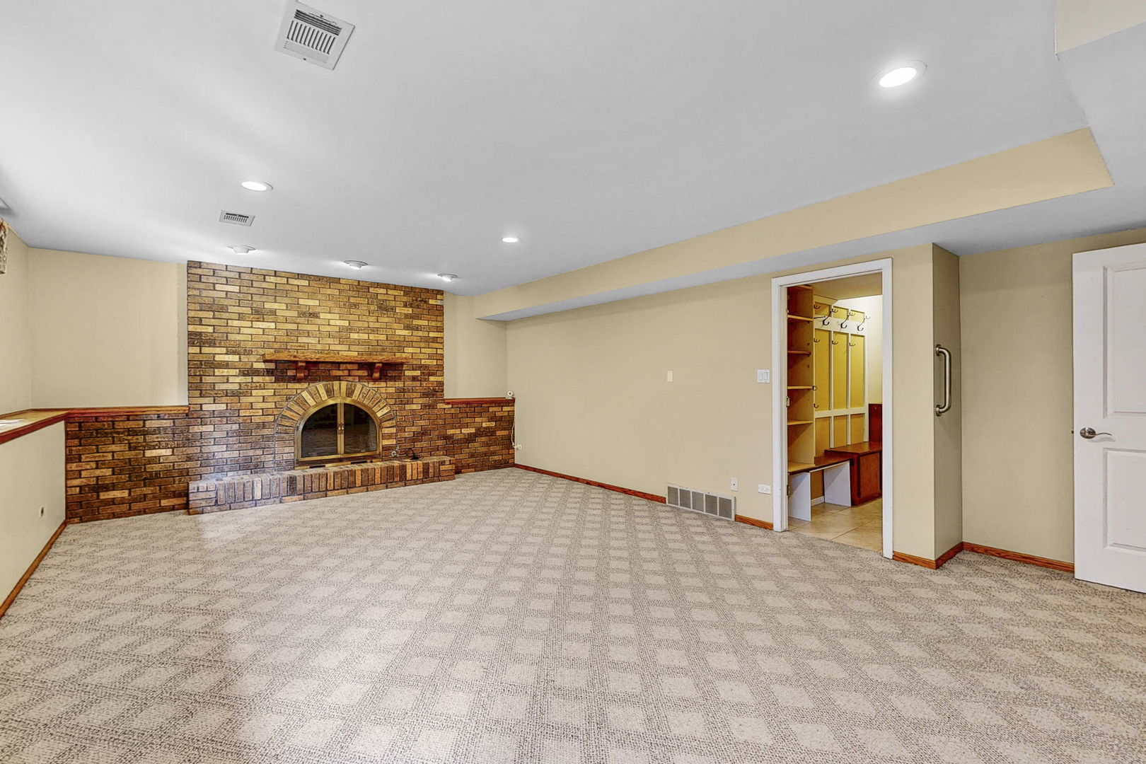 929 W Surrey Road, Addison, IL 60101