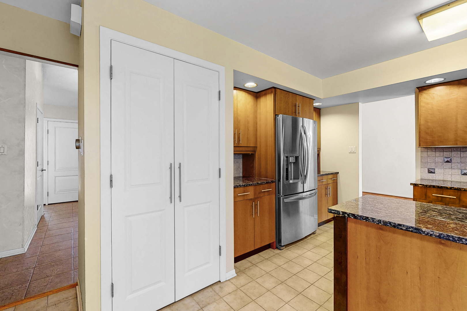 929 W Surrey Road, Addison, IL 60101