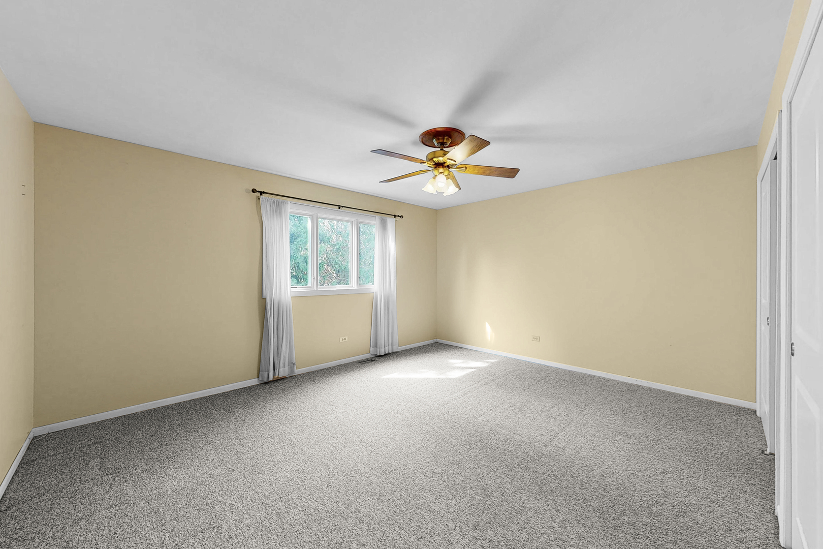 929 W Surrey Road, Addison, IL 60101