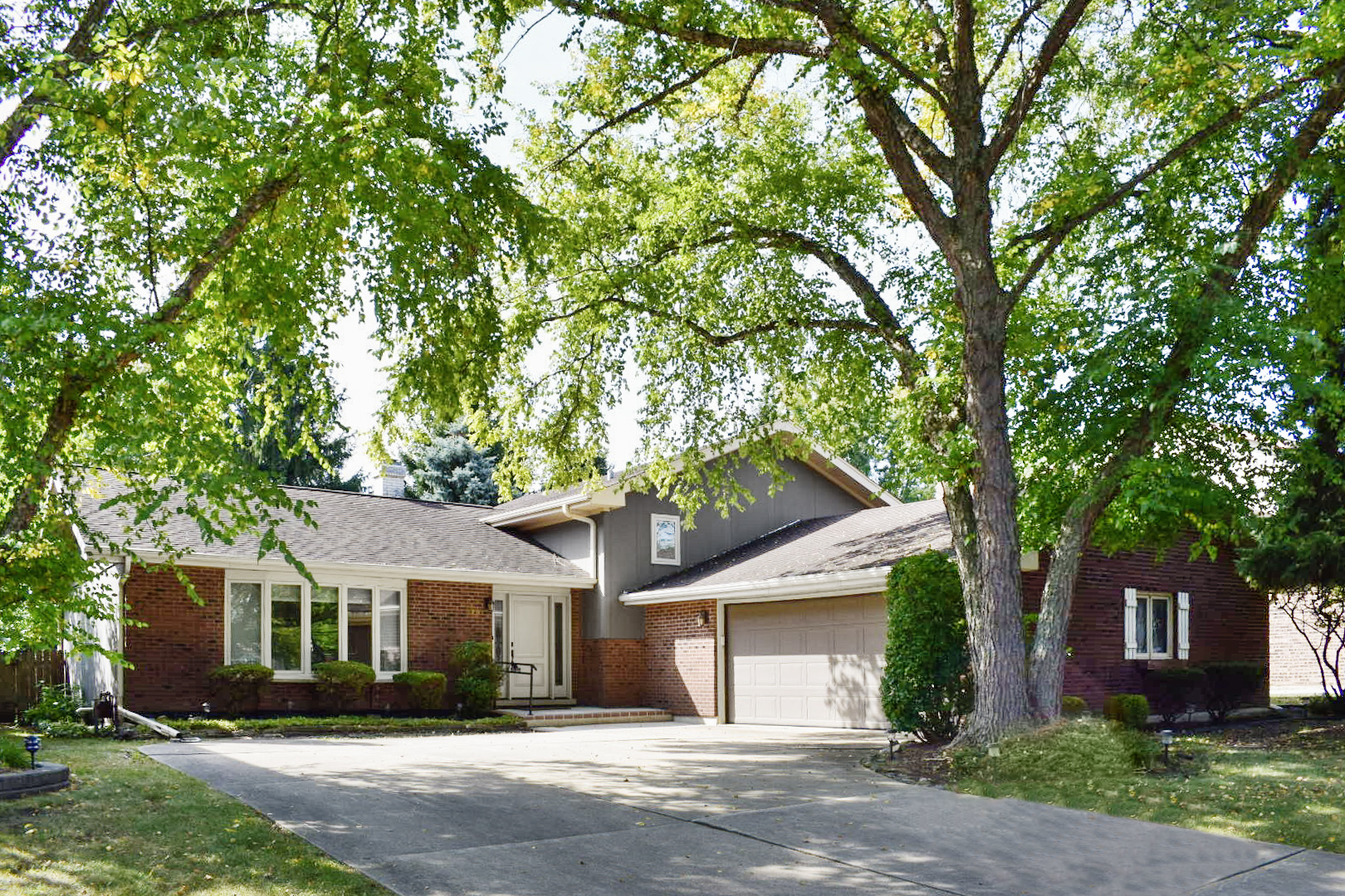 929 W Surrey Road, Addison, IL 60101