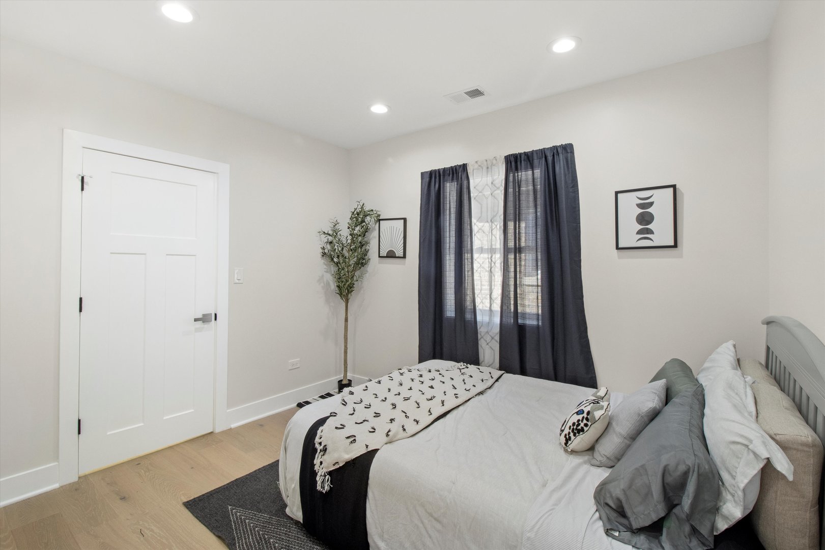 6144 N Maplewood Avenue, Chicago, IL 60659