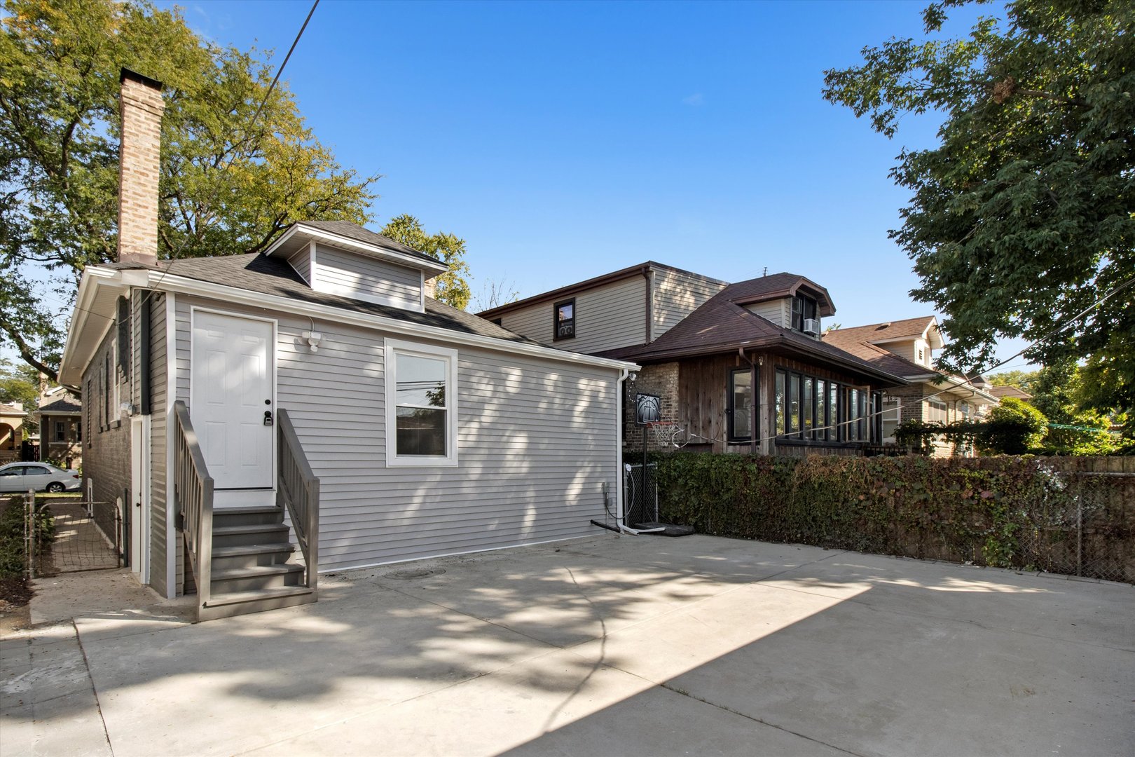 6144 N Maplewood Avenue, Chicago, IL 60659