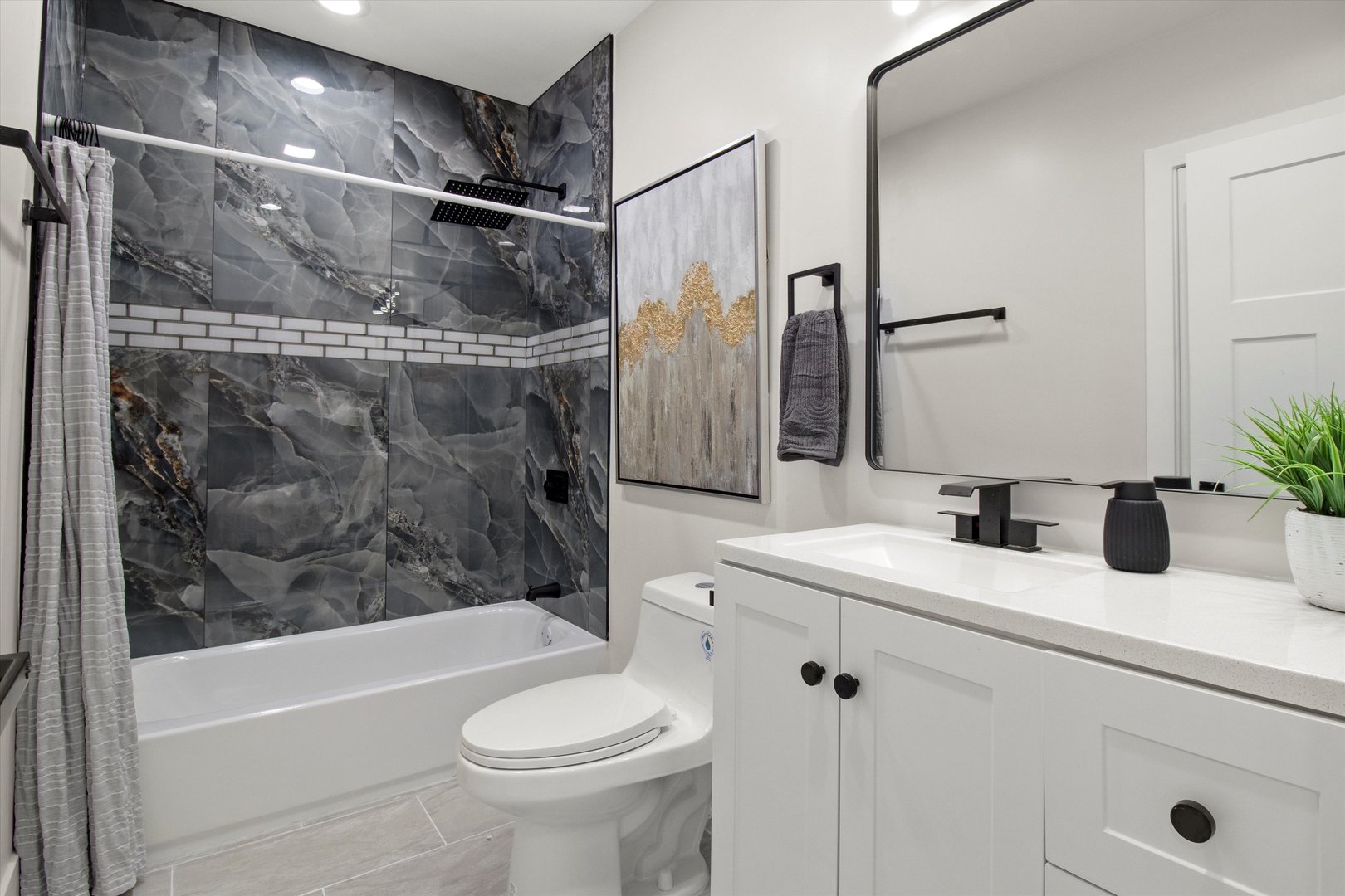 6144 N Maplewood Avenue, Chicago, IL 60659