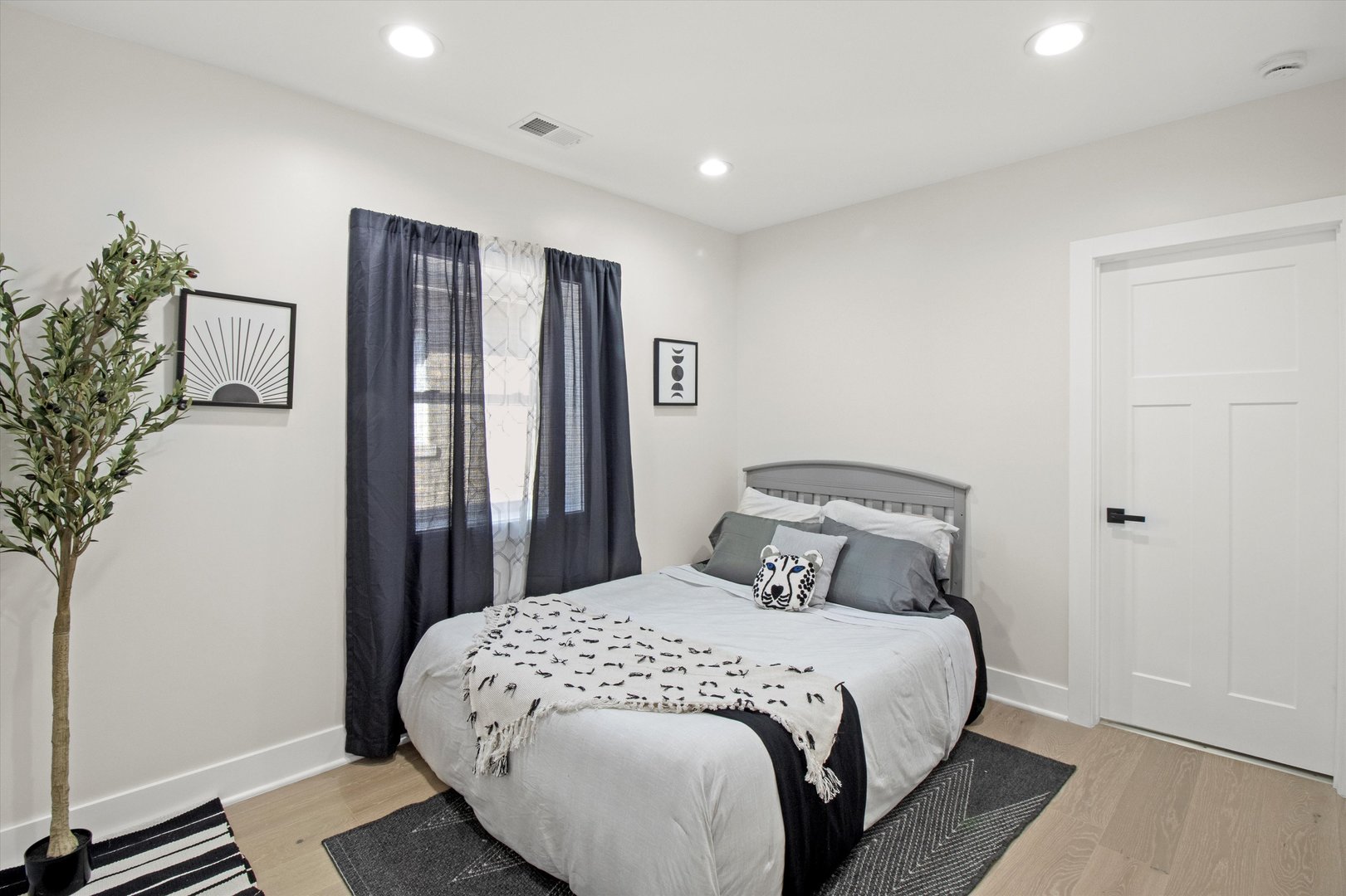 6144 N Maplewood Avenue, Chicago, IL 60659