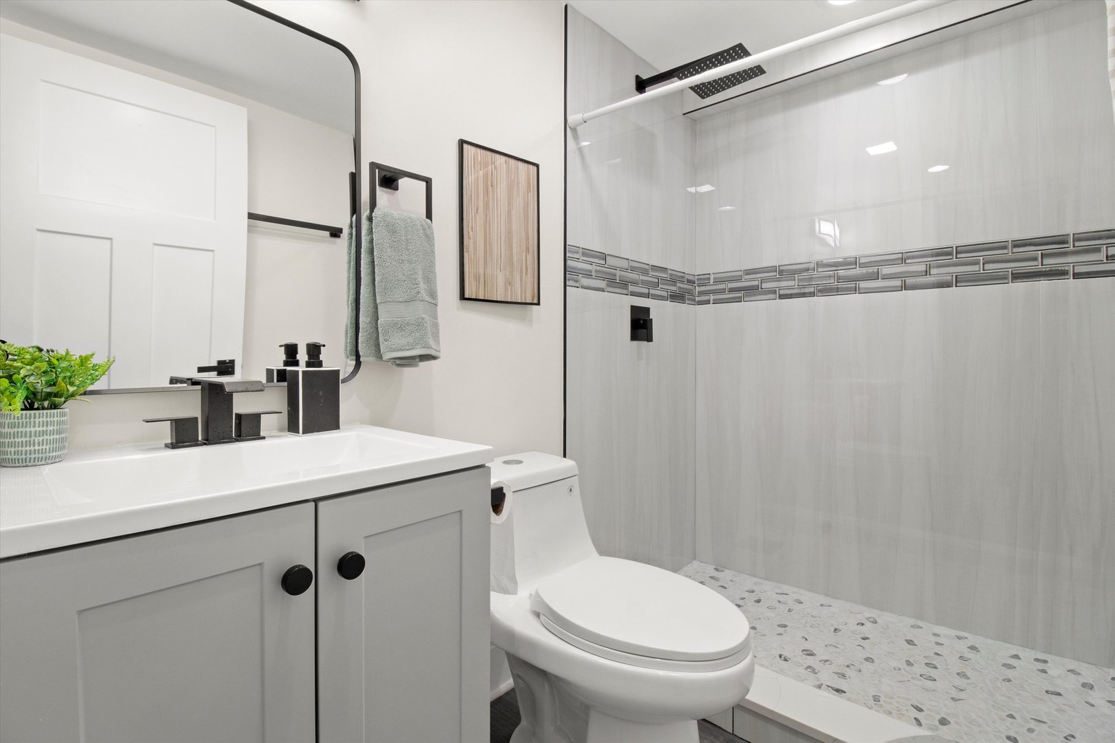 6144 N Maplewood Avenue, Chicago, IL 60659